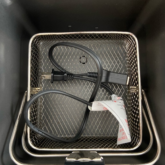 Black & Decker 2 litre deep fryer - Picture 3 of 3